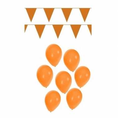 Ek voetbal oranje feest versiering met oranje vlaggenlijnen en ballonnen