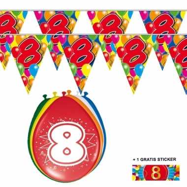 Voordeelset 8 jaar met 2 vlaggenlijnen en ballonnen