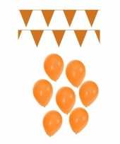 Ek voetbal oranje feest versiering met oranje vlaggenlijnen en ballonnen
